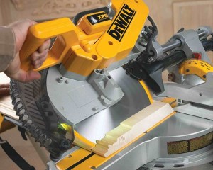 MÁY CƯA ĐỂ BÀN TRƯỢT ĐA GÓC 305MM-15AMP DEWALT DWS780-KR